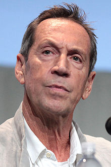 How tall is Jonathan Hyde?